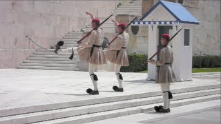 Cambio de guardia en Atenas ParlamentoPlaza Syntagma  Changing of the guard in Athens [upl. by Itin]