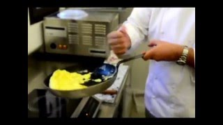 Comment rouler une omelette [upl. by Avevoneg814]